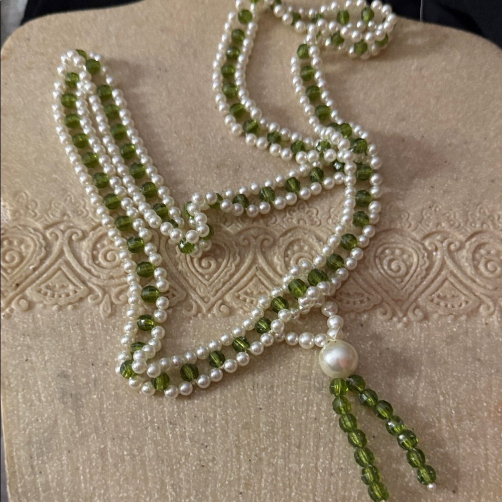Vintage Women’s Green and White Pearl Beaded 18”Necklace - Picture 2 of 2
